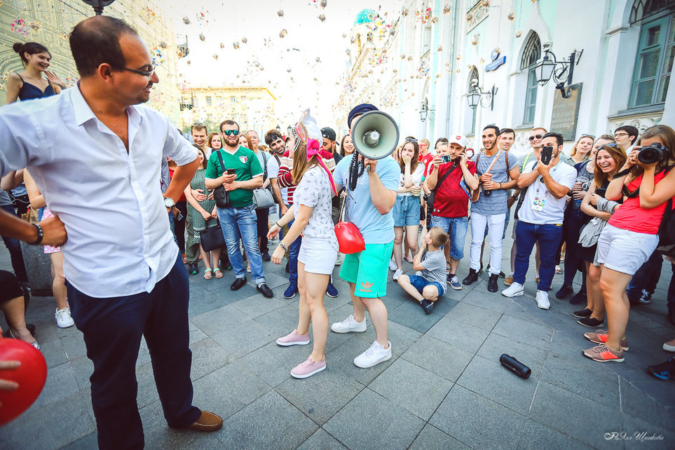 Ярославец устроил свадебные конкурсы для иностранных болельщиков в Москве: видео