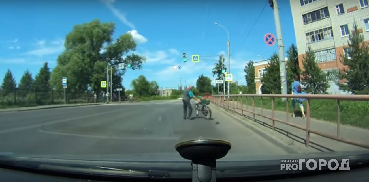 За секунду до ДТП: велосипедист в Рыбинске потерял тапочку. Видео