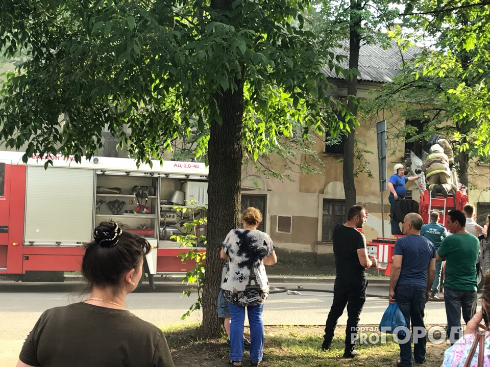 Густой дым на всю улицу и реанимация: в Ярославле вспыхнул жилой дом