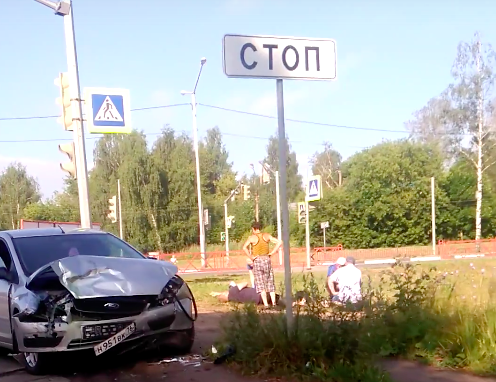 В Ярославле пострадавшему в ДТП оказывали помощь прямо на обочине: видео
