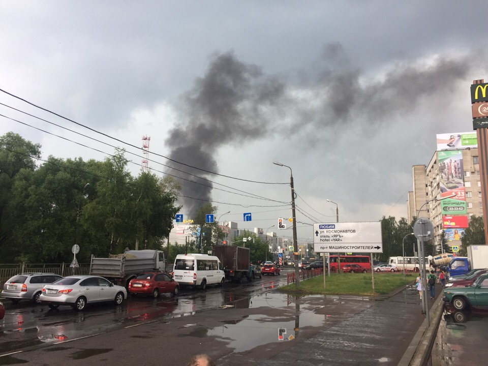 Людей эвакуировали из ТЦ: в Ярославле вспыхнула фура с туалетной бумагой