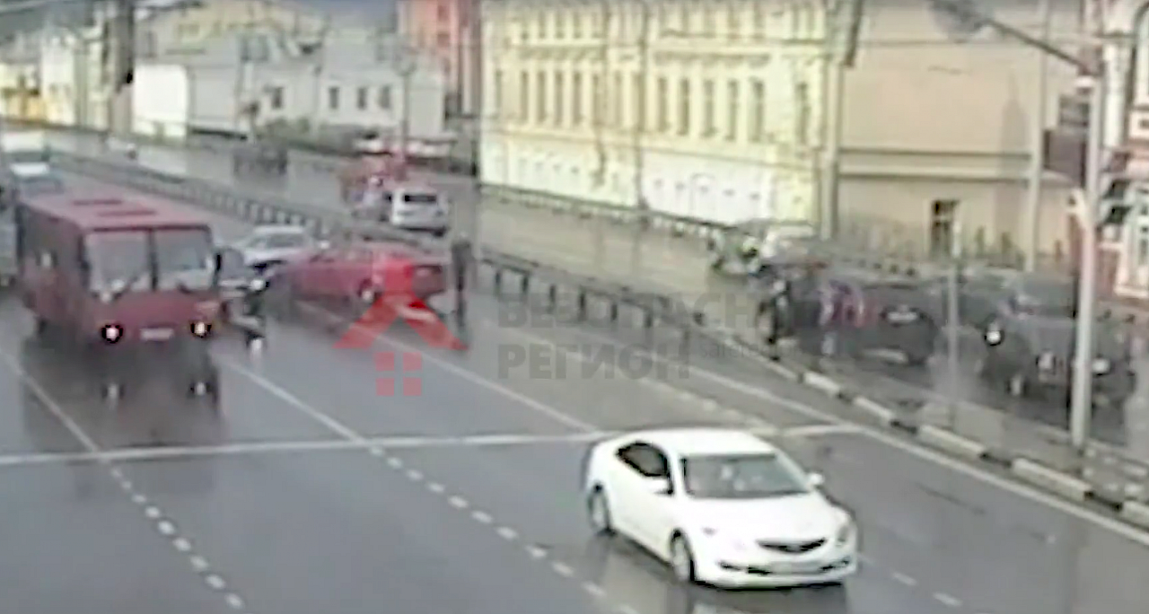 На Московском проспекте «Лексус» выбросил «Шкоду» на встречку: пассажирку увезла реанимация