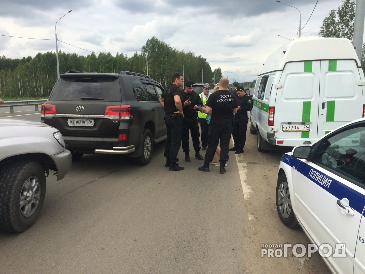 В Ярославле  у водителя отобрали Land Cruiser прямо на дороге: фото разборок