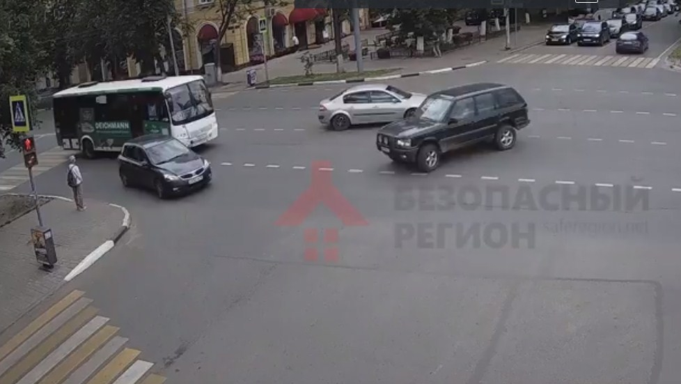 В центре Ярославля маршрутка с пассажирами протаранила джип: видео