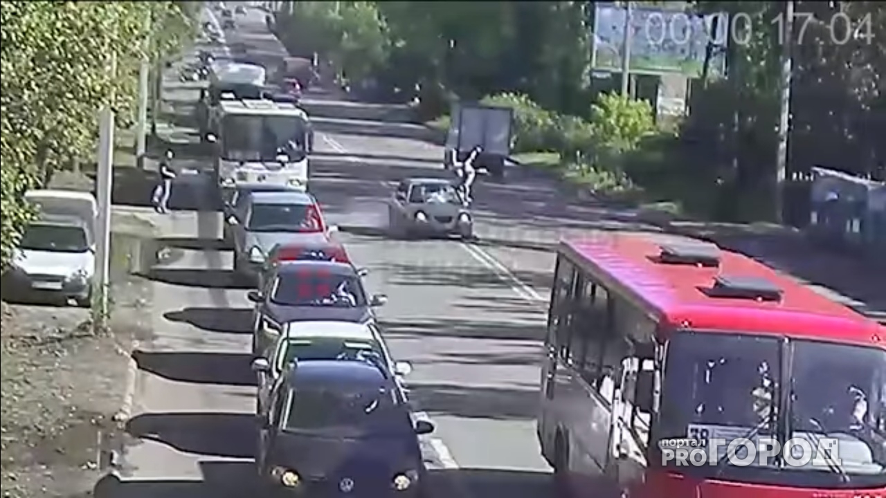 Видео ДТП в Ярославле с двойным сальто: автоподстава или трагедия