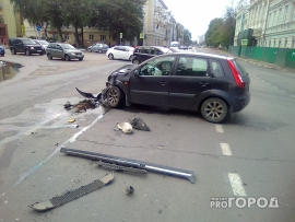 В центре Ярославля автомобили раскидало по дороге: есть пострадавшие