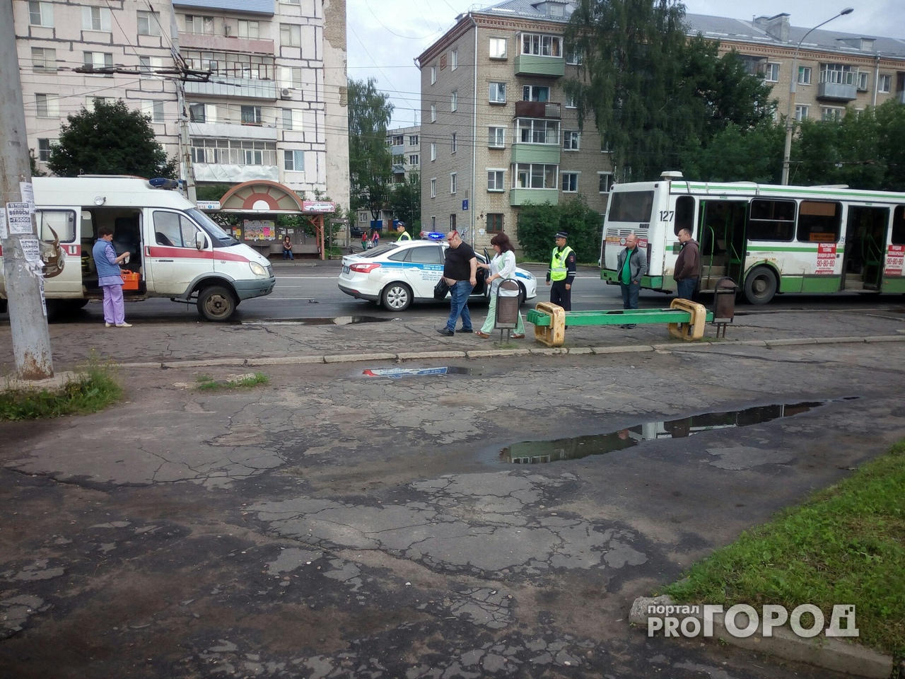 Под Ярославлем мужчина выпал из автобуса и пробил себе голову: кадры