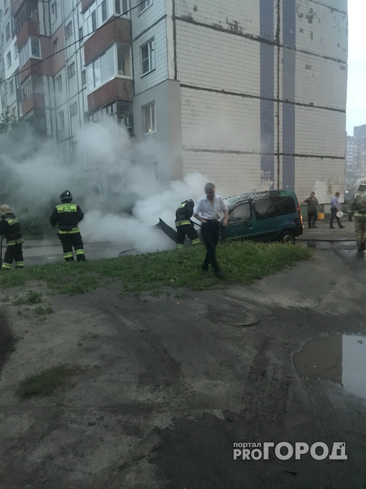 Жители Брагино проснулись от взрыва: подожгли парковку машин. Фоторепортаж