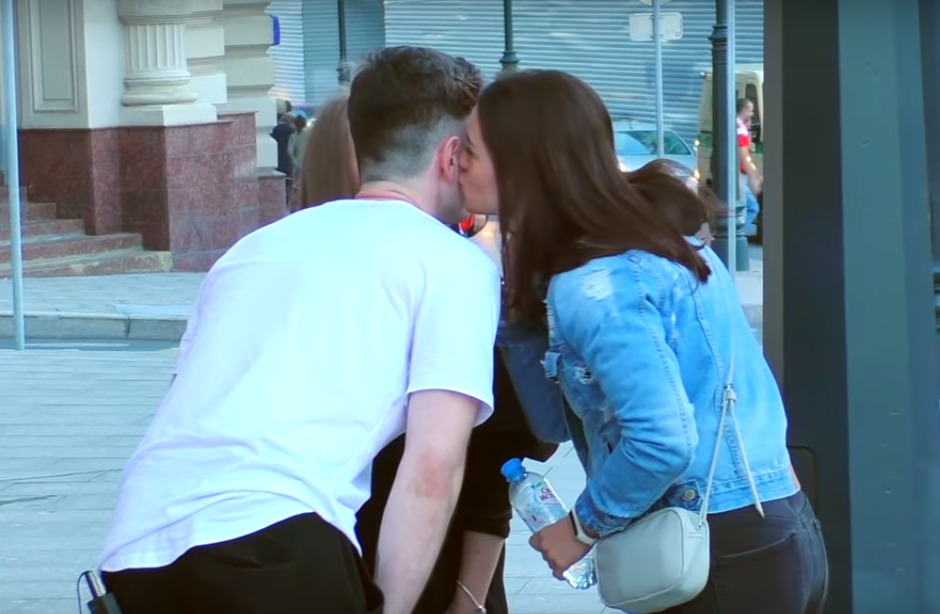 Ярославцы под видом иностранцев соблазнили болельщиц: видео