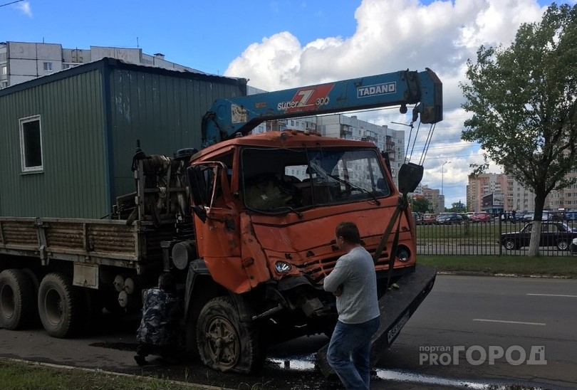 Из-за лося под Ярославлем столкнулись три грузовика