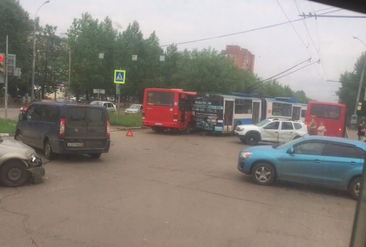 Людей высаживали из троллейбусов: Ярославль встал в огромную пробку