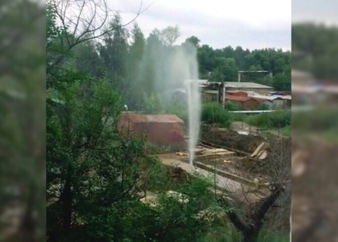 В Ярославле после работы коммунальщиков взорвалась труба: видео