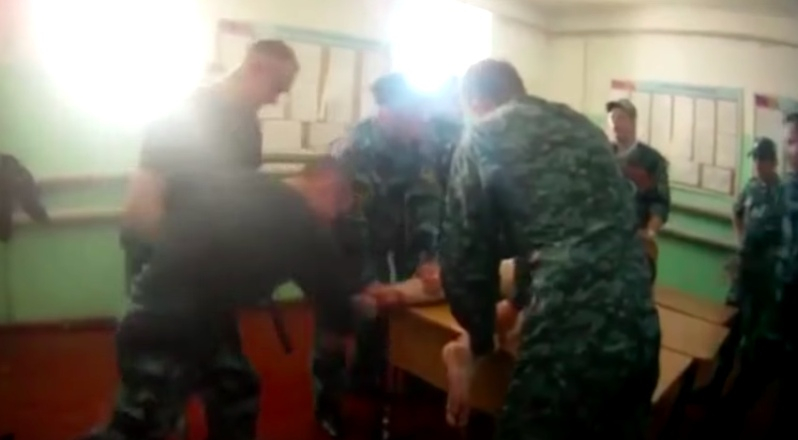 Лежал без трусов и орал от боли: ярославцам показали пытки в тюрьме. Видео