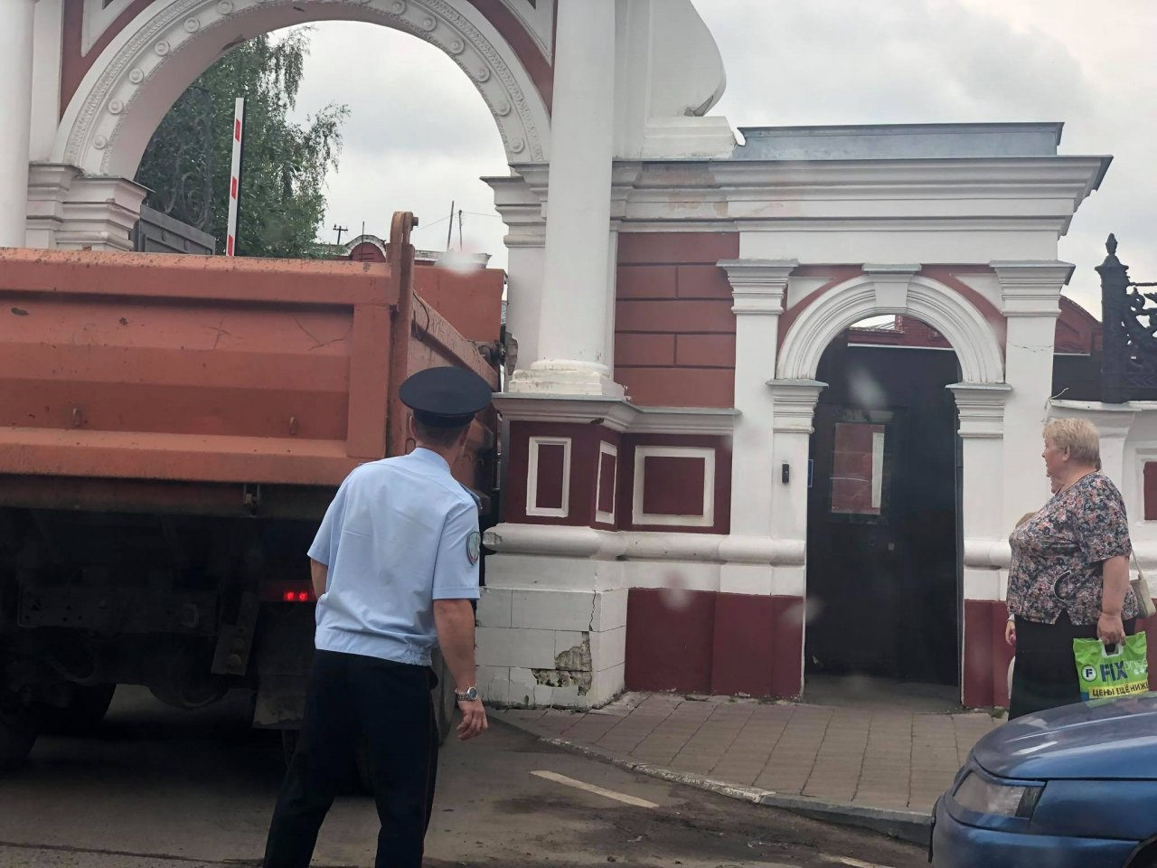 В Ярославле грузовик застрял в арке исторического здания полиции и сломал ее