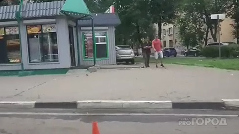 Голодные игры по-ярославски: такси врезалось в ларек с шаурмой. Видео