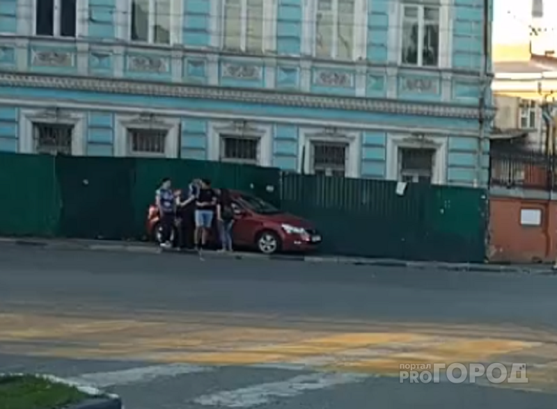 В центре Ярославля иномарка после ДТП вылетела на тротуар: кадры