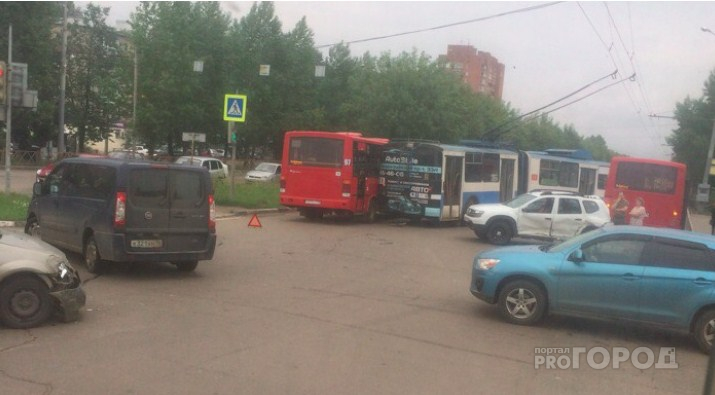 Таран автобуса: появилось видео тройного ДТП в Ярославле