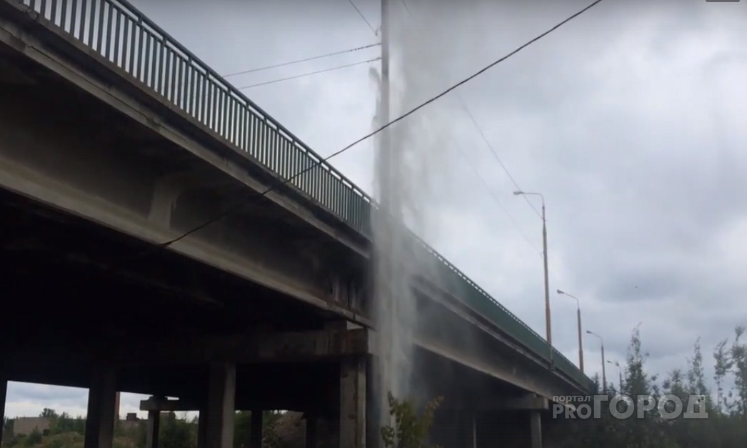 В Ярославле 15-метровый водяной столб  напугал автомобилистов: кадры