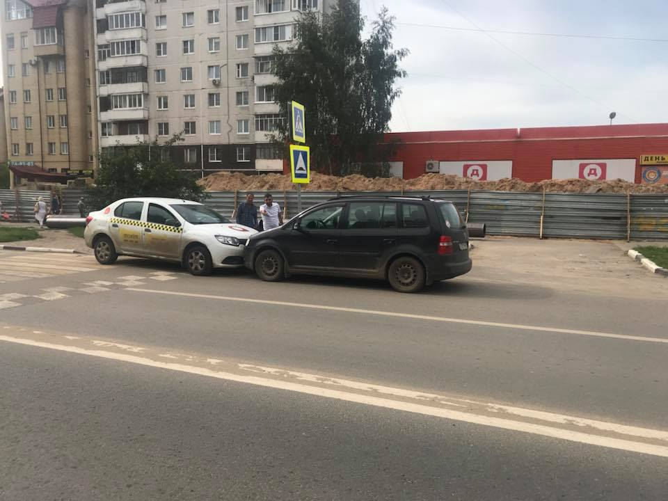 В Ярославле таксист на встречке влетел в иномарку: кадры