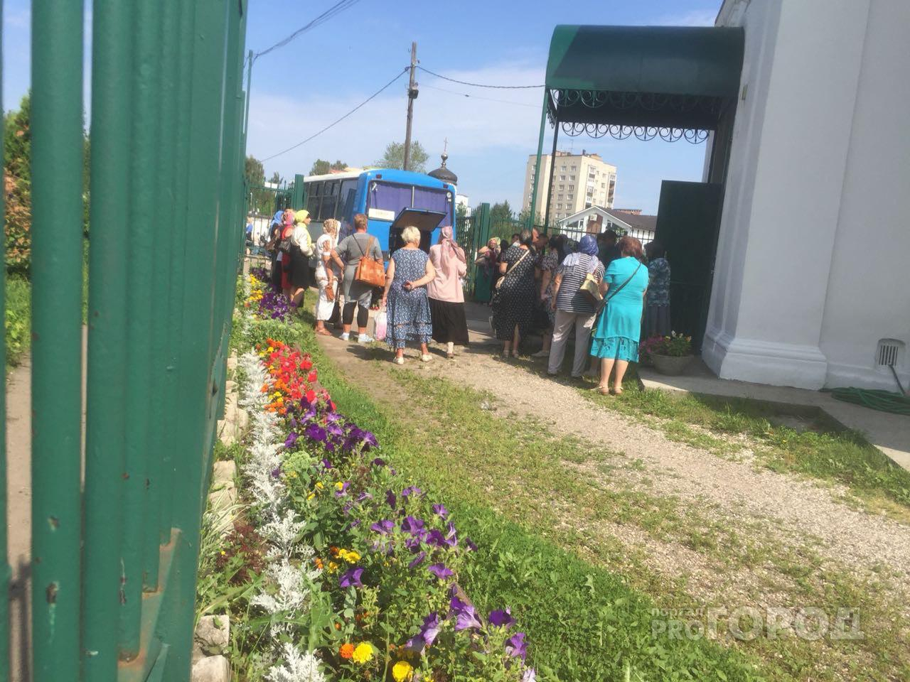 Слезы и море цветов: в Ярославле простились с убитой мамой двоих детей. Фото и видео