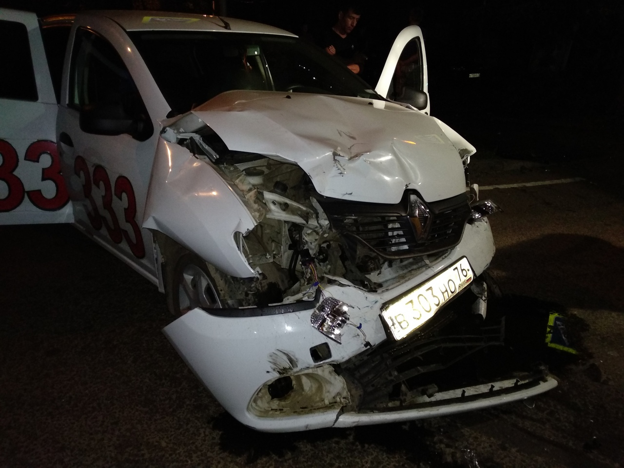 Ночью в Ярославле автомобиль такси протаранил легковушку: кадры