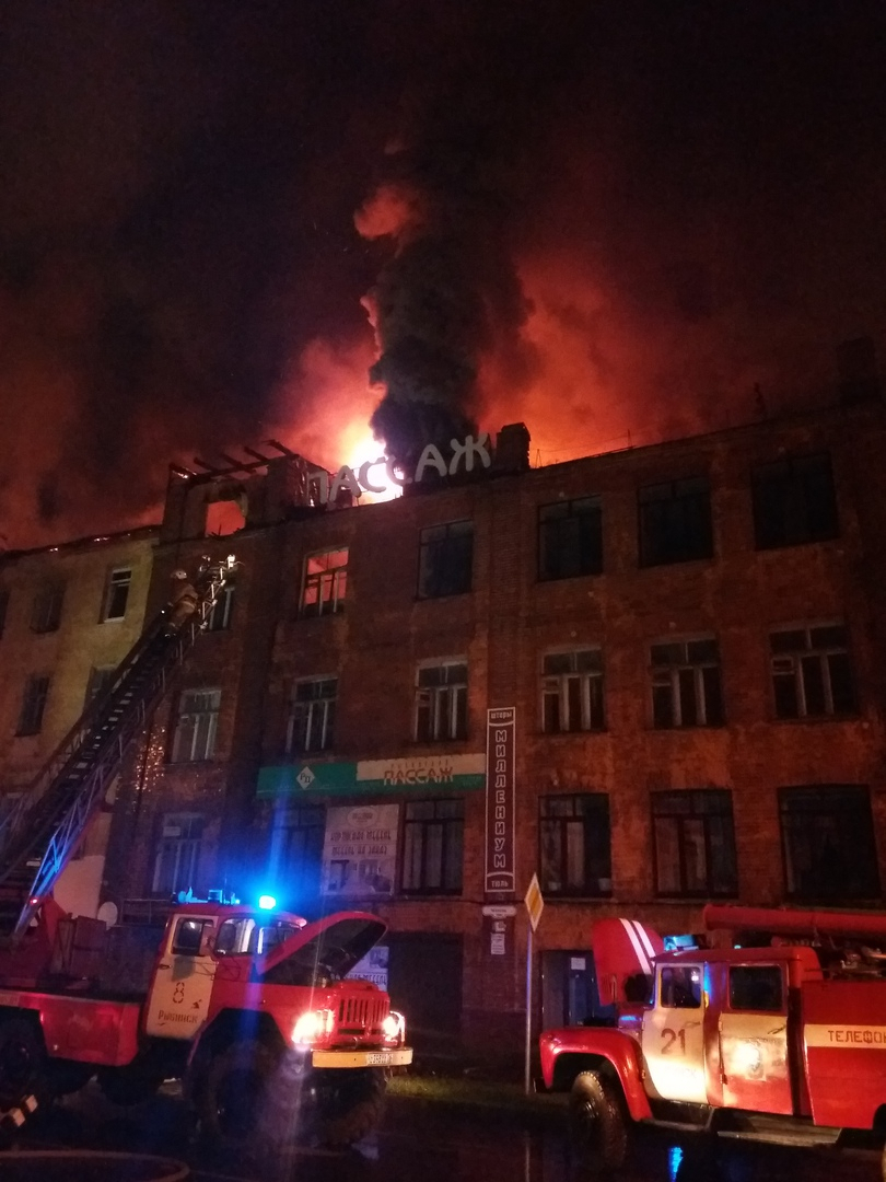 Крики о помощи и люди без крова: в Рыбинске сгорел торговый центр. Пугающие кадры