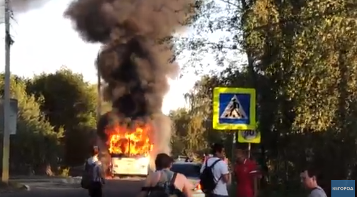В Ярославле на ходу вспыхнул автобус с людьми: видео