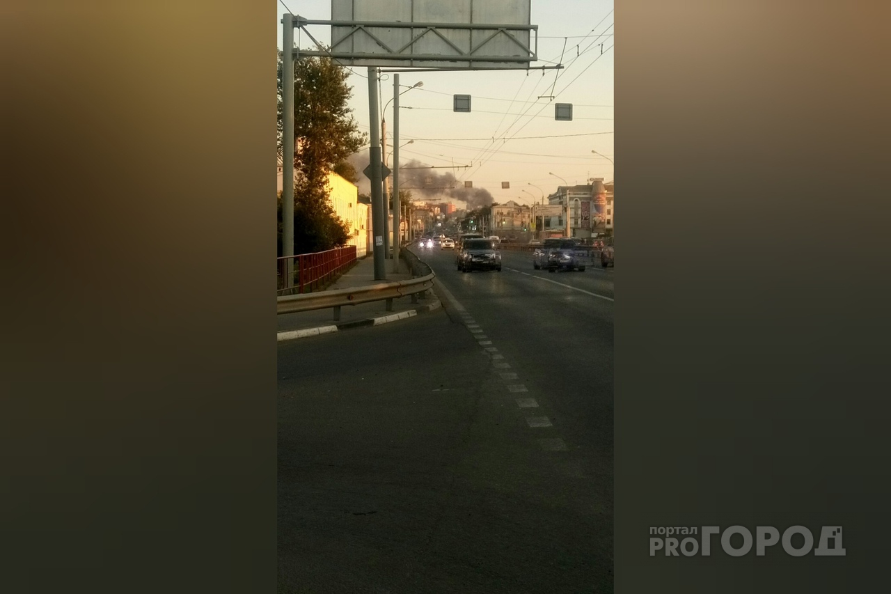 Клубы черного дыма над ТЦ Фараон в Ярославле: что горело