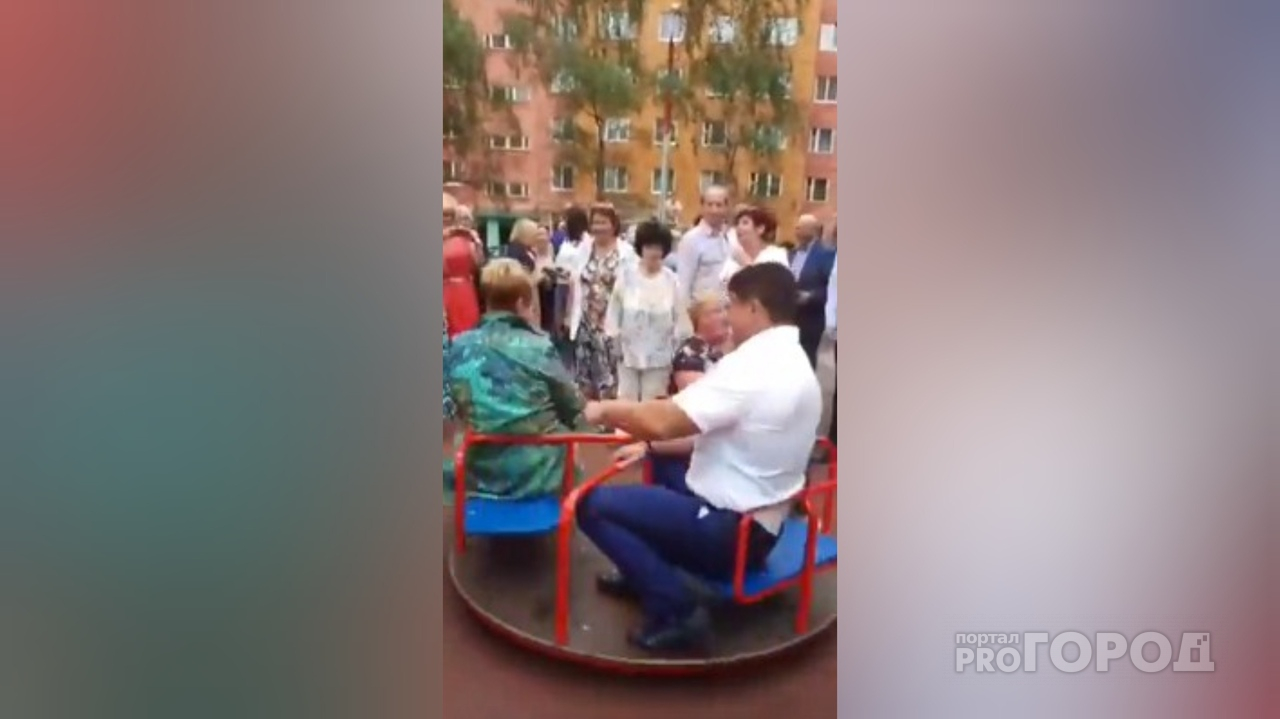 Слепцов прокатился на детской карусели с бабушками: видео
