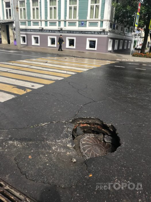 В центре Рыбинска на дороге рухнул асфальт: кадры