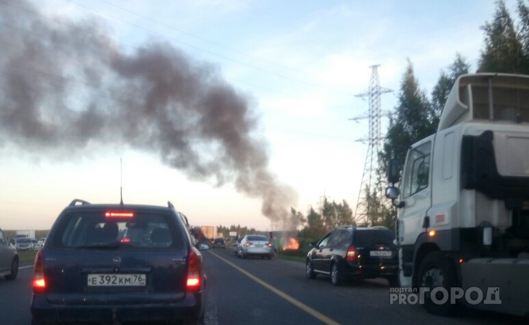 Авто в огне: под Ярославлем разбились несколько машин. Видео