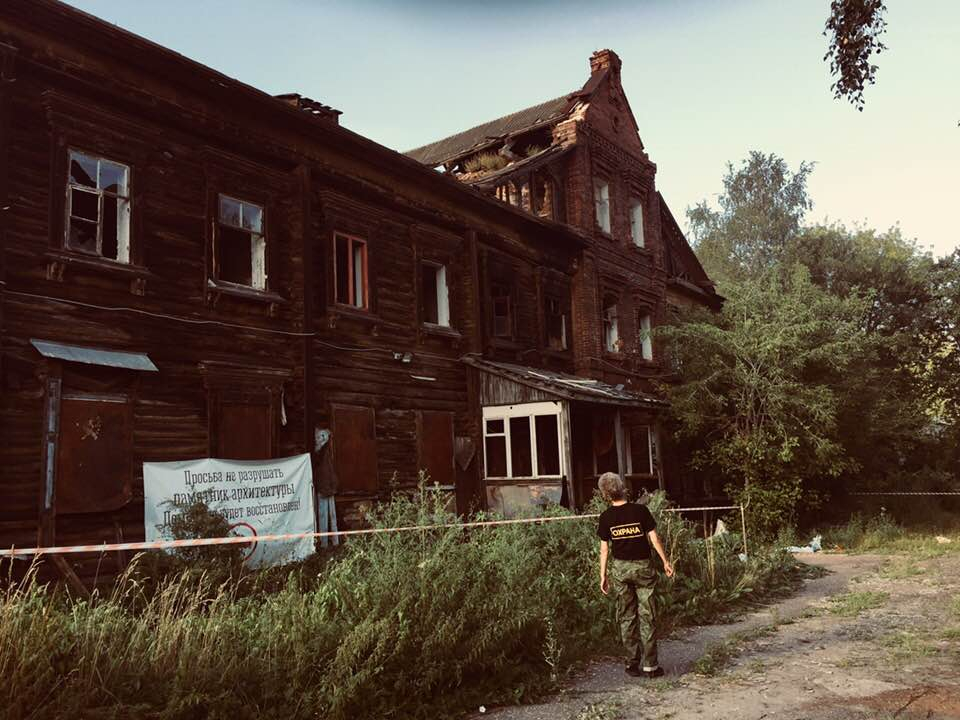 Стало известно, почему полуразвалившийся дом в Ярославле стали охранять
