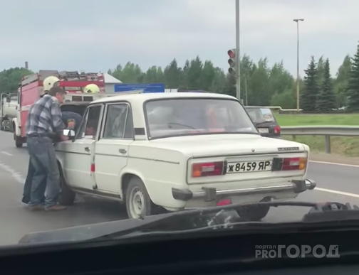 На выезде из Ярославля после ДТП вспыхнул автомобиль: видео