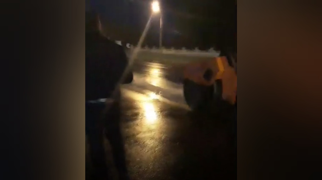 Все по-ярославски: важный ремонт на самой убитой дороге делают в дождь