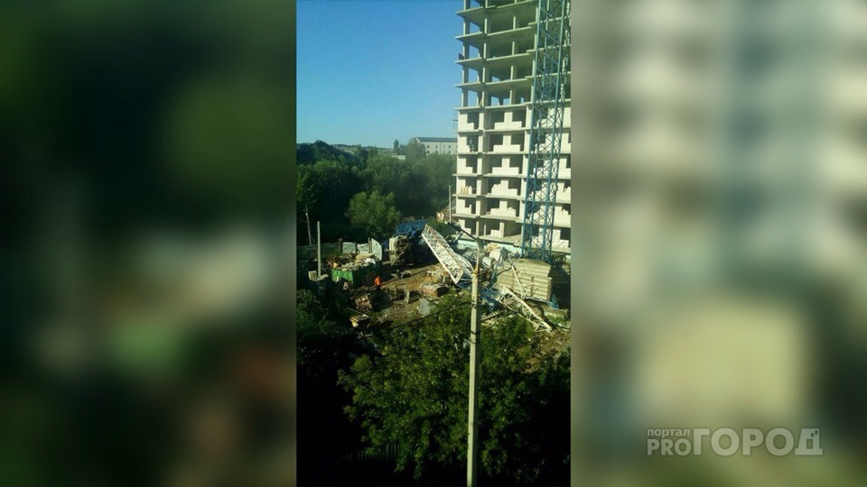 В Ярославле рухнул строительный кран: кадры