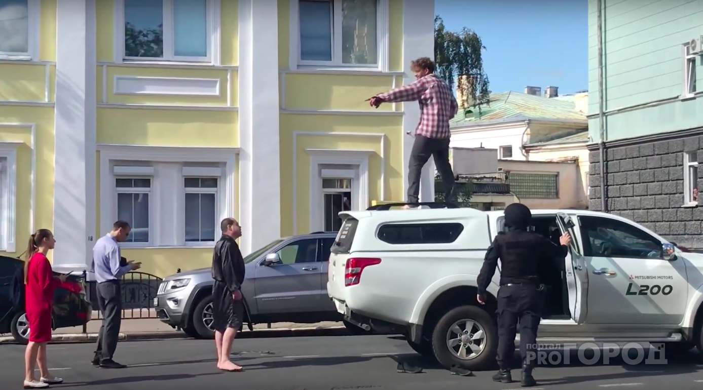 Юле не верь! Ярославец скакал на крыше внедорожника и устроил истерику в центре города. Видео