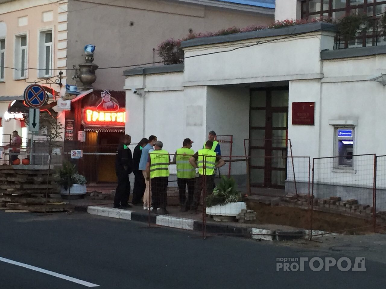 В Ярославле у входа в мэрию вырыли огромную яму: что там случилось