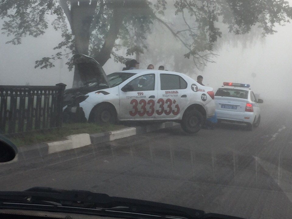 В Ярославле автомобиль такси протаранил забор