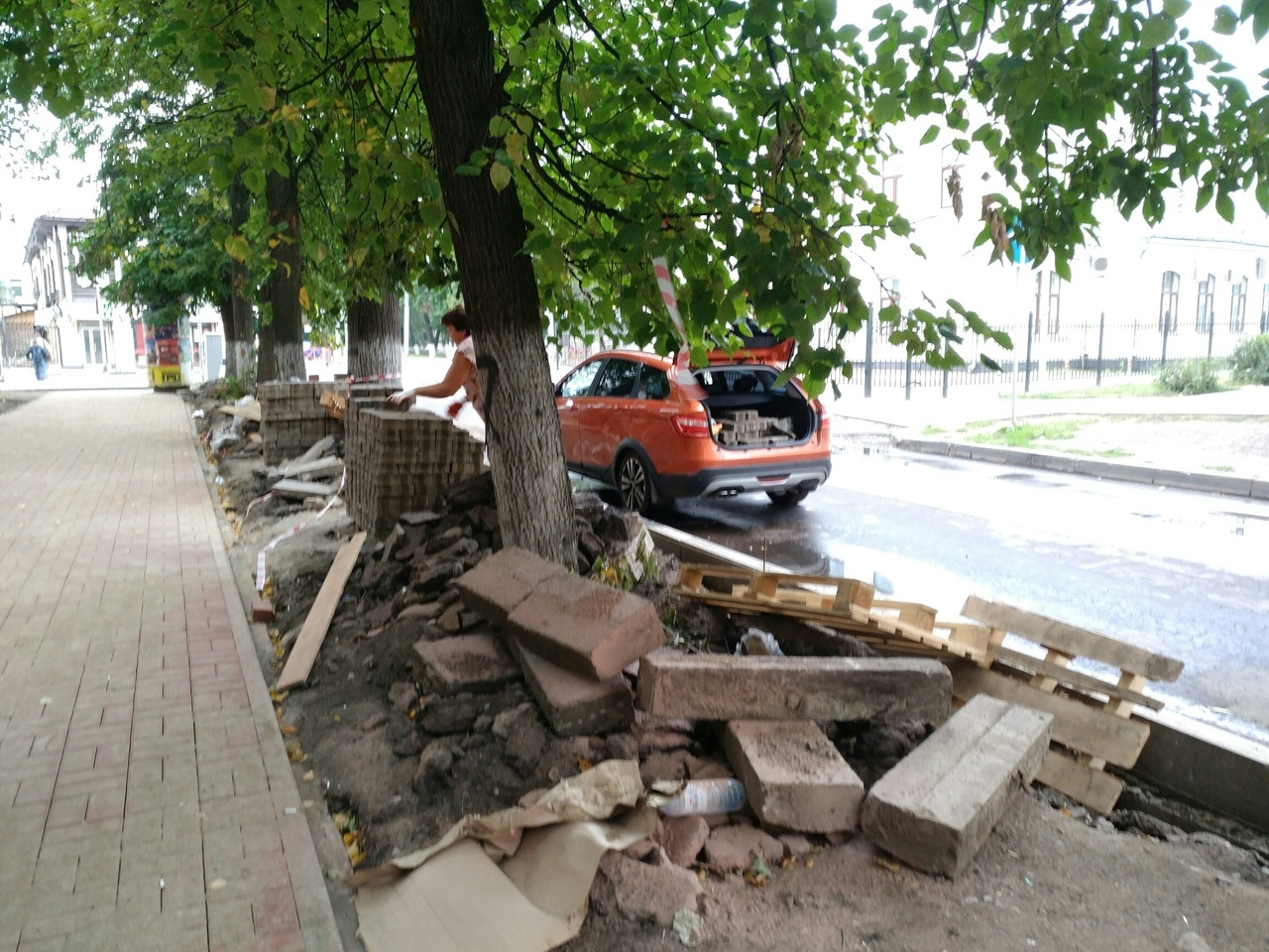 В Ярославле нагло увезли на машине плитку, предназначенную для ремонта: кадры