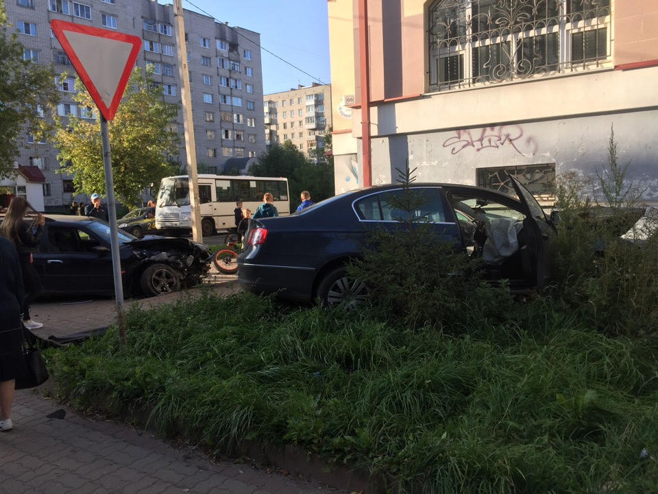 Вывалились пьяные тела: в Рыбинске столкнувшиеся автомобили улетели на тротуар. Кадры