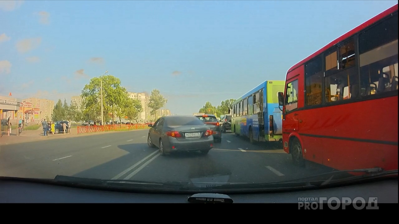Опасный маневр: в Ярославле лихач на оживленной дороге выехал на встречку. Видео
