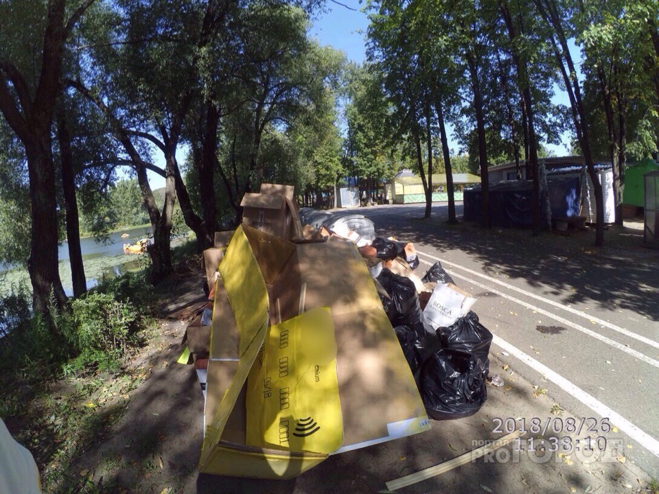 «Погуляли на славу»: в Ярославле парк на Даманском превратили в помойку