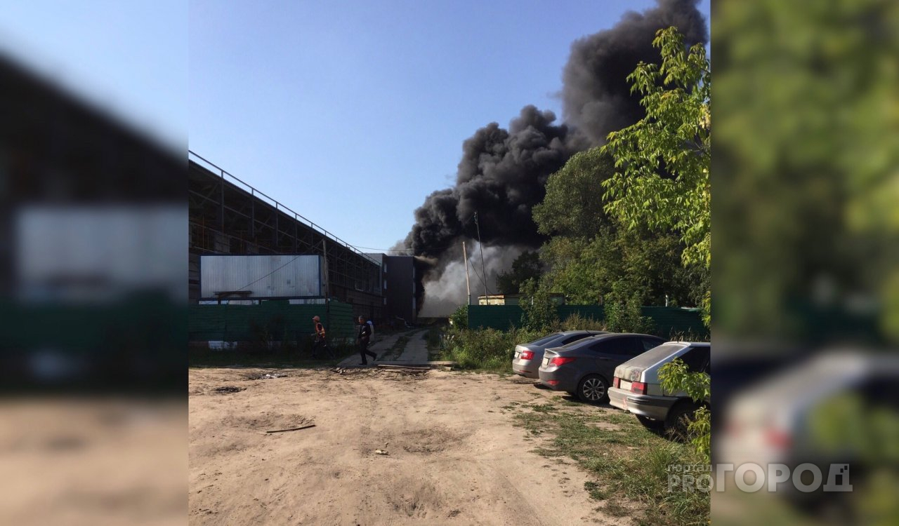Клубы черного дыма на весь Ярославль: крупный пожар вспыхнул на стройке. Видео