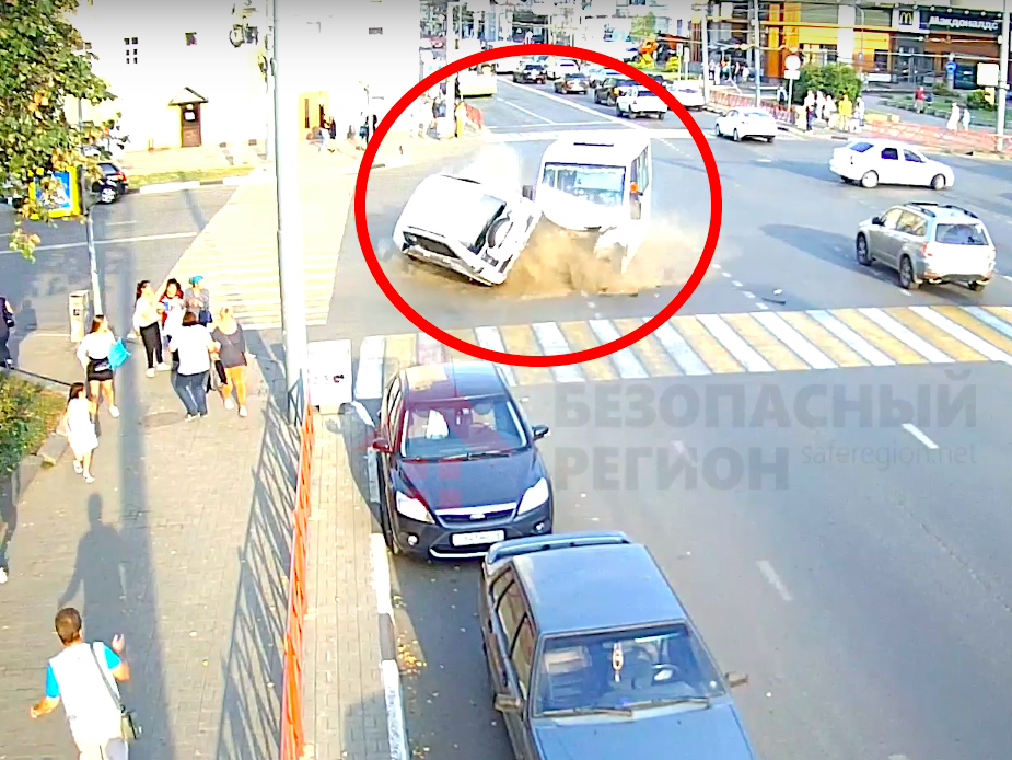 Люди разбегались в ужасе: появилось видео страшного ДТП с маршруткой в центре Ярославля