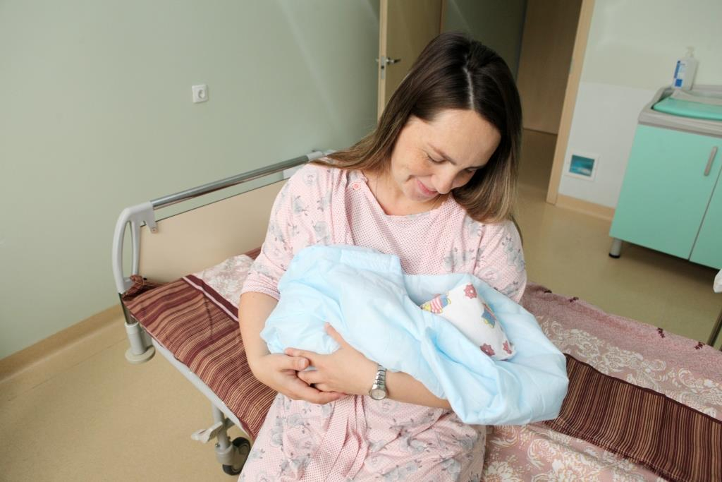 В ярославском перинатальном центре родился 30-тысячный малыш: фото счастливой семьи