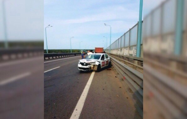 В Ярославле скандально известное такси разбилось на мосту: фото