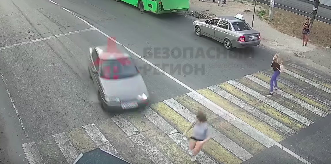 Двойное сальто на переходе: появилось видео, как легковушка сбила девочку-подростка в Ярославле