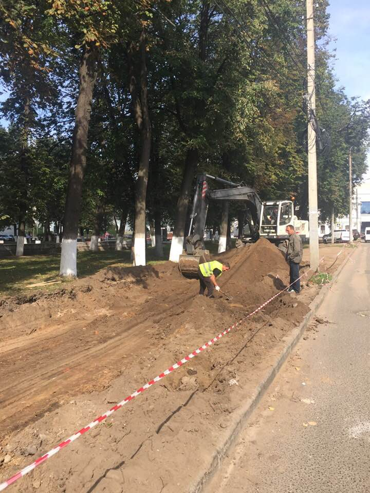 Сквер в центре Ярославля заасфальтировали под парковку