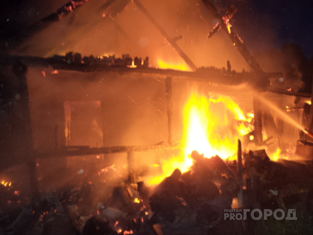Под Ярославлем дом превратился в пепелище: есть пострадавшие