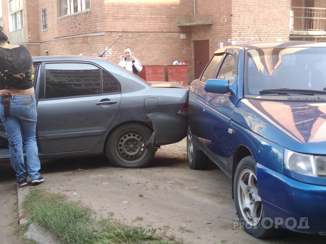 Женщина на ходу останавливала авто: в Рыбинске семилетний водитель сбил маму. Кадры